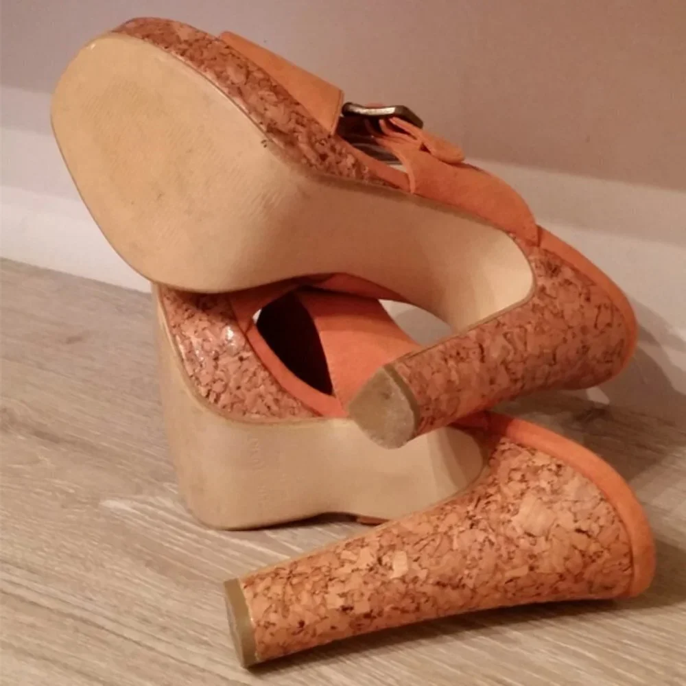 Colin Stuart Victoria's Secret Orange Suede Platform Heels 7 - Picture 6 of 7